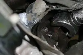 车主曝奔驰在高速路上传动轴断裂！奔驰称已检测，将帮助修车图片