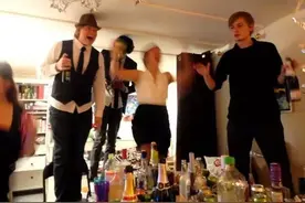 跳椅子、扔盘子、摔瓷器……丹麦人的新年玩法花样多图片