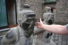 媒体评男子脱鞋抽秦桧雕像：磕到头拍桌子，岂止蠢昧图片