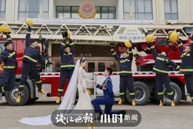 今日份浪漫属于他们！浙江一组“消防员婚纱照”走红图片