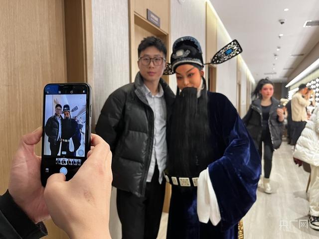 旦角化妆戏迷