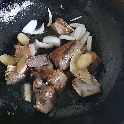 土豆炖排骨的家常做法，简单快捷又好吃