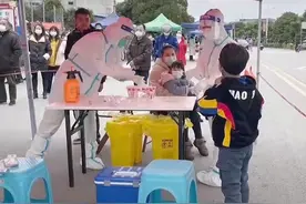 广西一男孩核酸后感谢大白“阿姨辛苦了”，遭大白怒吼“叫哥哥！”图片