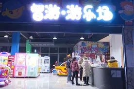 儿童游乐场里竟然有粘鼠板！贵阳一家长后怕：粘在脸上就得扯下来一块肉图片