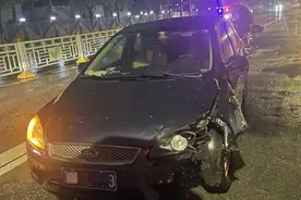 雨夜开车驾驶员视线受限，疏忽大意撞倒一大片护栏图片
