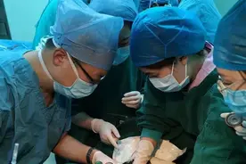 腹痛！医生说是妊娠，夫妻断言没怀孕，结果还没检查完，孩子就生在了卫生间……图片