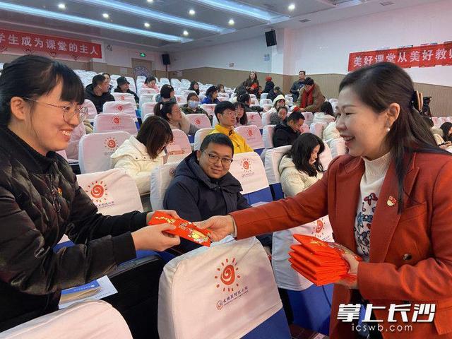 开学第一课｜师德为本，全体老师签订“廉洁责任书”