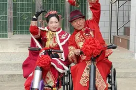 河南洛阳一对残疾新人举办轮椅婚礼，48辆轮椅组成迎亲队接亲图片