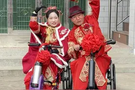 河南洛阳一对残疾新人举办轮椅婚礼，48辆轮椅组成迎亲队接亲图片