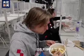 外国教练熟练地用筷子吃饭：吃完饺子还想上盘烤鸭图片