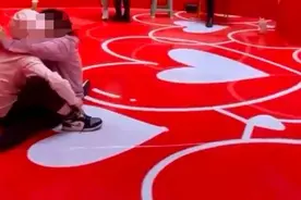 山东临沂一商场接吻比赛持续7小时至凌晨，三对情侣最终平分万元奖金图片