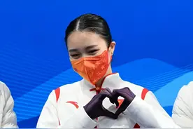 不再哭泣！朱易压力之下出战，微笑比心告别冬奥之旅图片