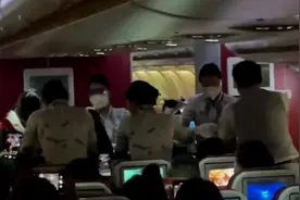 孕妇突然临产飞机返航三亚，机上顺利生产客舱内响起掌声视频封面