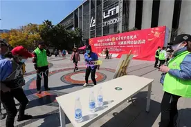 猜灯谜、玩游戏 昆明市工人文化宫元宵游园会节日氛围浓图片
