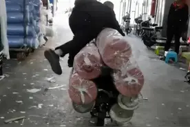 男子驾电动车驮七匹布如坐喷射机，网友：拿命在送货图片