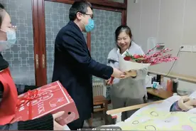 丈夫病榻前跳舞后续｜“这一家人我们会帮忙照顾”，崔芳丽多了一群热心“邻居”图片