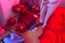 女子婚后第一天被婆婆叫醒“扫地”，当事人：一开始挺不情愿的，看到地上有钱就扫了图片