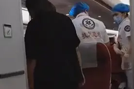 孕妇飞机上临产，机组和乘客组织“临时产房”助其顺利分娩图片