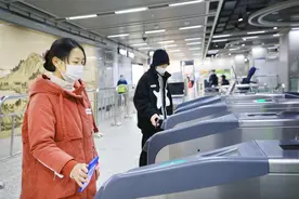 武汉地铁每天百万人手机扫码过闸：手机没信号、闸机断网也不怕图片