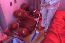 女子新婚第一天，被婆婆叫起扫地，扫出这么多钱图片