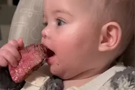 国外一名网红让6个月大女儿吃1分熟牛排 引来网友质疑图片