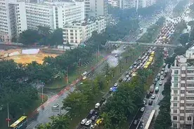 椰视频 | 开学首日遇上下雨天 海口早高峰上演“人在堵途”图片