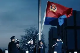 吃着盒饭的警察，你可能猜不到他们的餐桌是什么样子图片