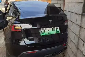 28万特斯拉车尾撞墙，维修费用需20万元？图片