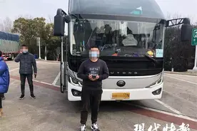 大客车满载56人，司机竟是无证驾驶图片