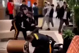 美国商场白人和黑人斗殴，警察“跪压并拷住黑人”引争议图片