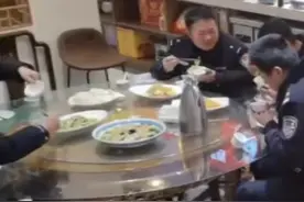 饭店打烊后老板娘亲自给加班民警下厨，网友：星巴克学习下？图片