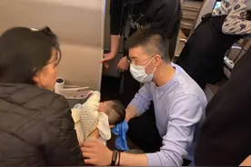 2月龄婴儿飞机上突发疾病呕吐不止！东航紧急备降急救的背后故事图片