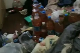 90后小伙退房留下百余瓶“黄色液体”！房东：有50瓶盖子都没盖……图片