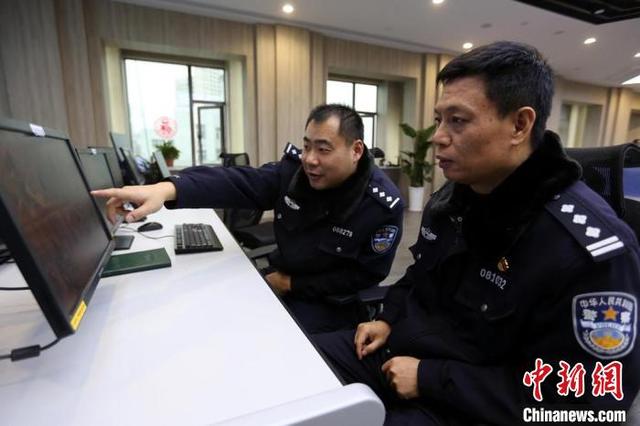 铁路安全守护者：眼观六路耳听八方保平安