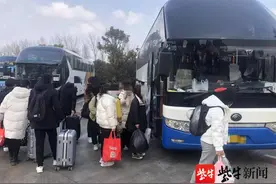 56人旅游大巴，司机竟是无证驾驶！交警：这些人，胆太大图片