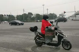 「精细化管理 共“绣”美好家园」整治“小井盖”，改善“大民生”，嘉兴市政开展道路平整行动图片