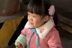 成都4岁女童看到乞讨老人，哭求妈妈买自己爱吃的食物给老人图片