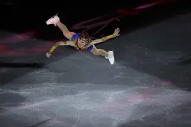 脱下黑色战衣，莎莎变身神奇女侠，配“正义联盟”音乐上演经典蟹步图片