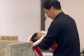 冲上热搜！女教师去上课，办公室男同事帮哄娃……图片