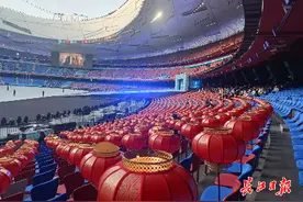 鸟巢看台座椅上放满红灯笼，闭幕式现场红红火火喜气洋洋图片