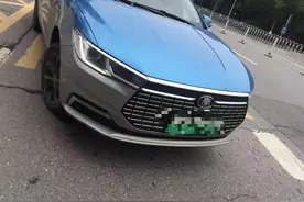 乘客呕吐弄脏车门，自己洗干净后还被收“清洁费”，合理吗？图片