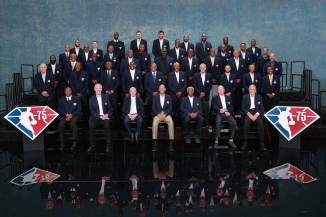 nba球星大合照（NBA官方75大合照詹韦瓜炮站一排 库登利卡出镜 乔丹缺席）
