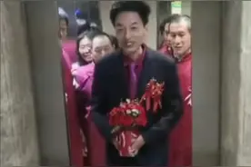 山西一男子结婚伴郎团总年龄超200岁，网友：仪式快点要接孙子图片