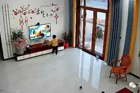 2岁孩子摔下瞬间，骨折爷爷飞奔救娃！监控拍下惊险一幕图片