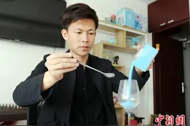 长春沙画师瓶内挥沙成画 展现“小瓶身 大世界”图片