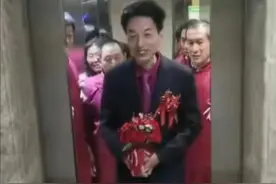 山西一男子结婚伴郎团总年龄超200岁，网友：仪式快点要接孙子图片