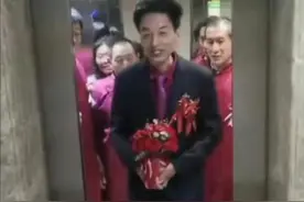 山西一男子结婚伴郎团总年龄超200岁，网友：仪式快点要接孙子图片