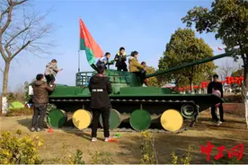 零距离接触国防“装备”湖北十堰举办首届国防教育军事展览会图片