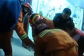 诸城：幼童右手卡保温杯 公安消防紧急救援图片