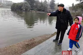 湖北枣阳74岁大爷跳河救落水儿童，家属带着红包上门感谢图片